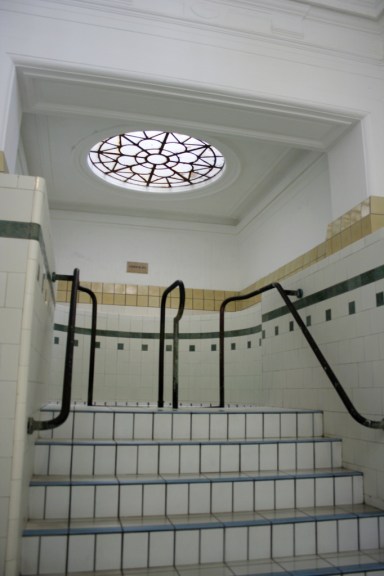 En haut de ces escaliers se cache un bassin à 18 °