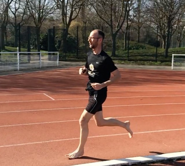 Belle attaque ... un peu en avant du bassin peut être ?