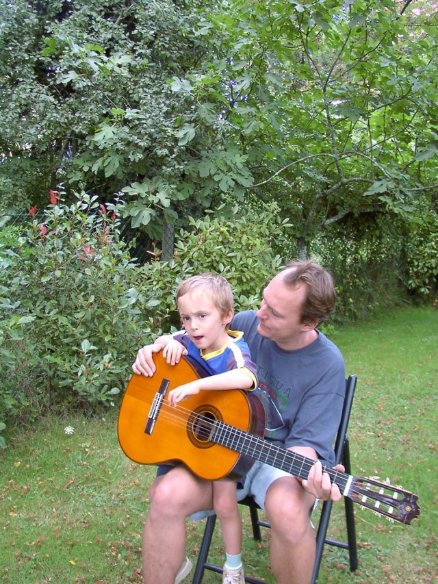 Premier contact avec une guitare ...