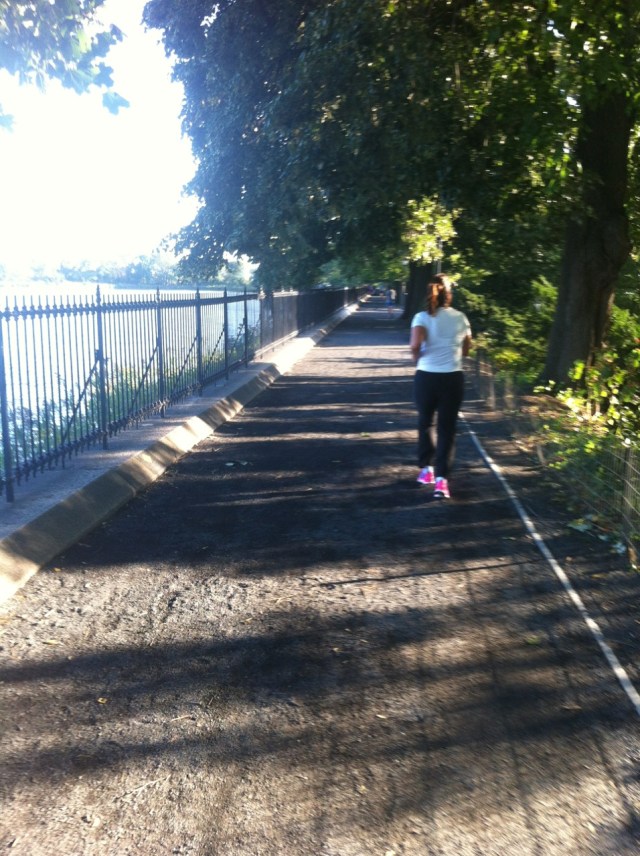 Le long du réservoir ...