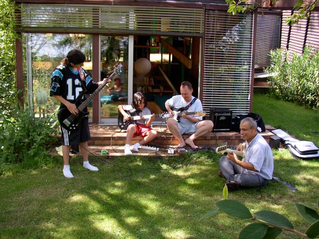 En vacances chez mes parents ... échange de guitares !