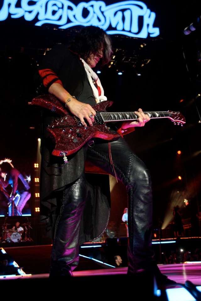 Joe Perry avec l'incroyable BC Rich à 10 cordes dans une finition d'une grande sobriété :-)