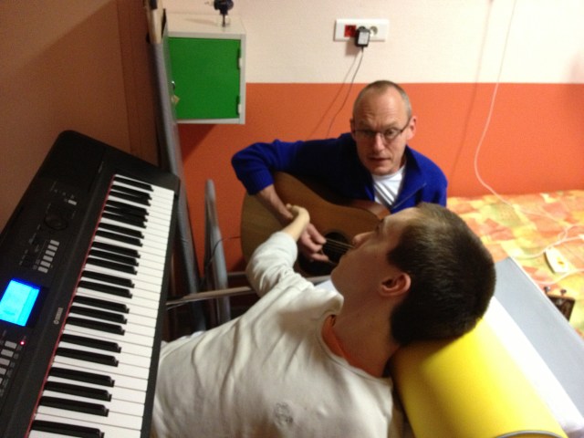Lucas à l'hôpital en rééducation, duo piano guitare