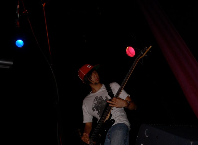 Sergio en pleine action à la basse