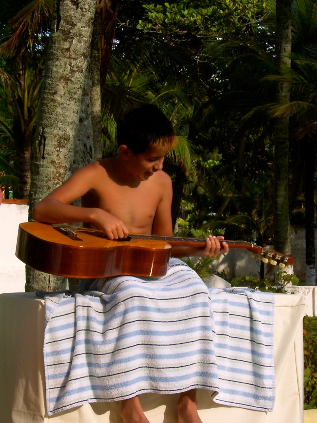 Sergio, premier contact avec une guitare acoustique