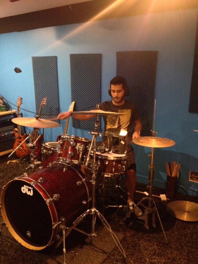 Steven à la batterie à la maison