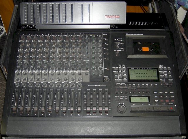 Oui j'ai eu ça : un 8 pistes K7 avec une synchro midi SMPTE sur un Mac :-)