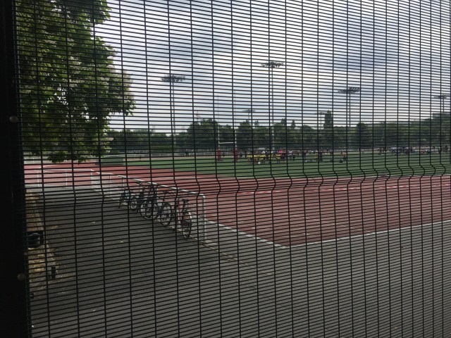 C'est beau une piste d'athlé derrière une grille non ? 